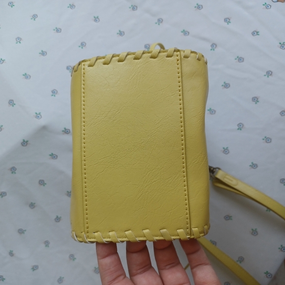 Universal Thread yellow Crossbody bucket style Purse - Picture 4 of 6